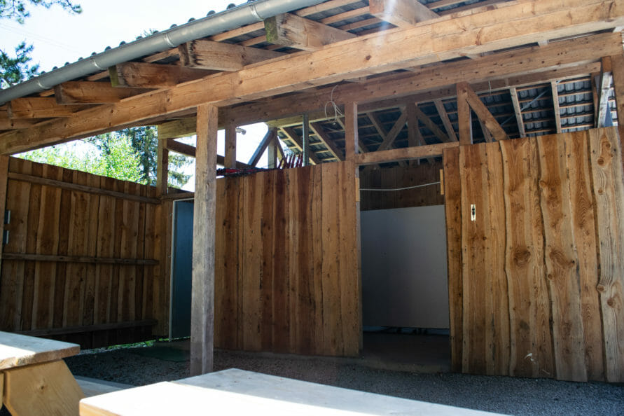 Eine zweite Sanitärhütte auf dem Campingplatz im Südschwarzwald